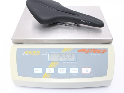 Fizik Arione R3 Open K:ium サドル fi'zi:k(フィジーク)ARIONE R3 K:IUM OPEN ブラック レギュラー