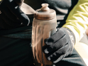 FIDLOCK Trinkflasche TWIST inklusive Schutzkappe + Halterung bike base Set | 590 ml transparent