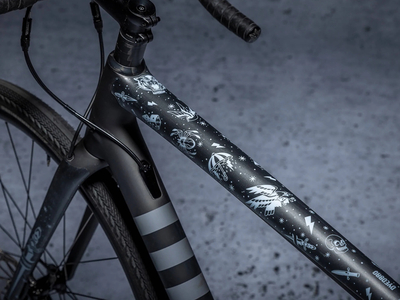 DYEDBRO Gravel Rahmenschutz Set Old School Tattoo | matt