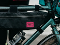 SWIFT INDUSTRIES Hold Fast Half Frame Bag | black