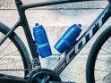 FIDLOCK Trinkflasche TWIST X KEEGO bottle + Halterung bike base Set | 600 ml | Electric Blue