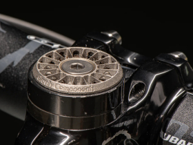 GRAVITY COMPONENTS Ahead Cap The Captitano | Titanium raw