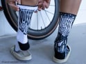 MALDITA BUENA SUERTE X R2BIKE Socken Squeeek | weiß