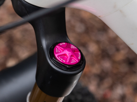 OAK COMPONENTS Air Cap Fork Cap | pink