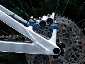 OAK COMPONENTS Adapter Post Mount Plasmadapt | +20 mm | blue